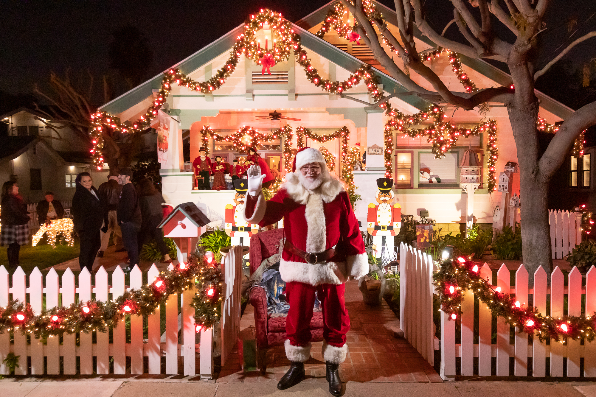 Holiday Decorating (258 N Center Will Hare Photography)